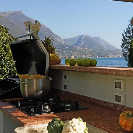 Portesina, Lakefront With Private Pool&garden Sleeps 10 Villa