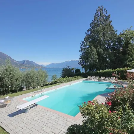 Portesina, Lakefront With Private Pool And Garden Sleeps 10 Villa