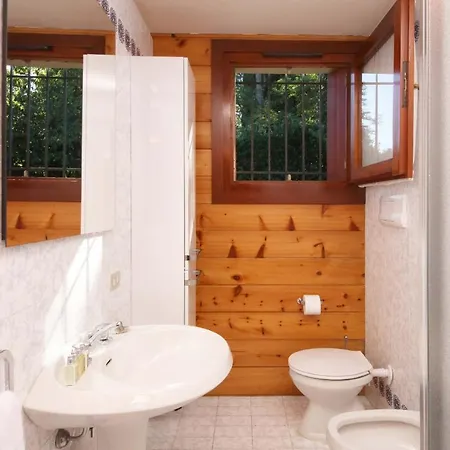 Portesina, Lakefront With Private Pool And Garden Sleeps 10